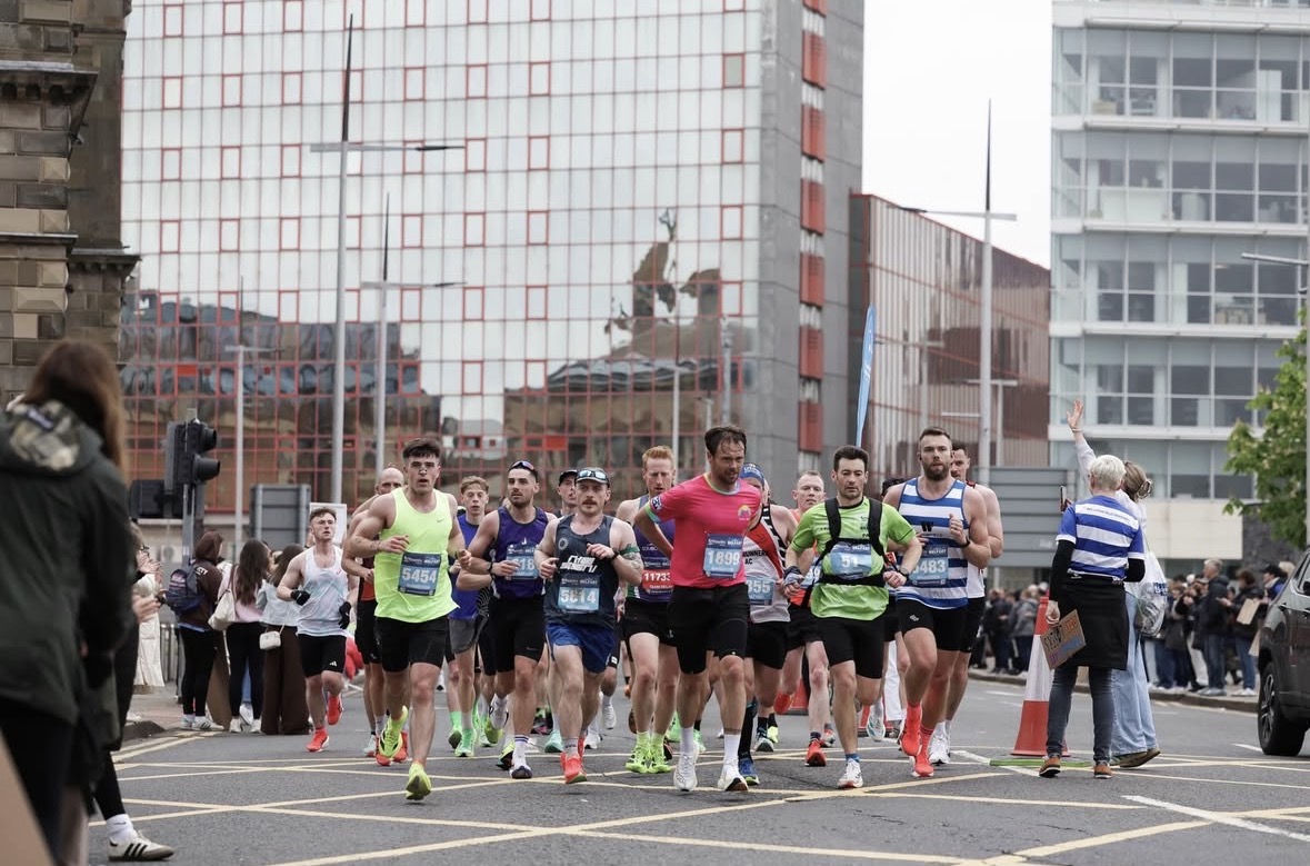 Belfast Marathon pack with Nick pacing in the RNNNG vest