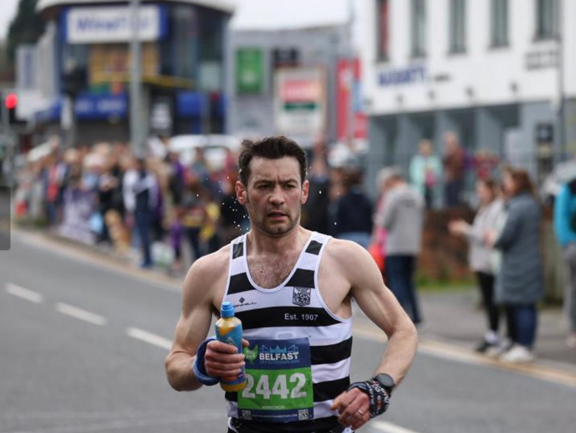 Nick Weston at Belfast Marathon carrying his own bottle of carbohydrate mix
